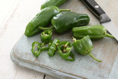 Chillie jalapeno ahşap arka plan üzerinde 