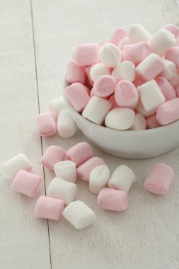 Bataklık ebegümecinin şeker masada