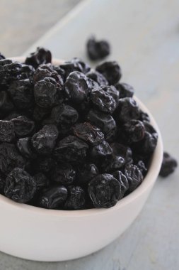 tabak içinde kurutulmuş kuş üzümü