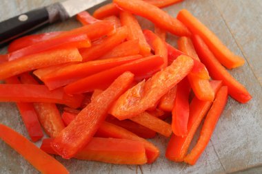 masanın üzerine taze biber hazırlanıyor