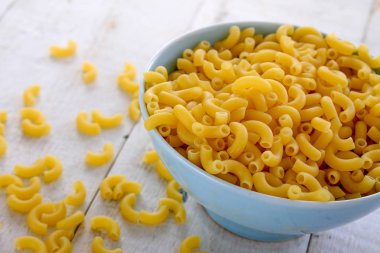 masanın üzerine taze pişmemiş makarna