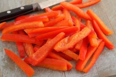 masanın üzerine taze biber hazırlanıyor