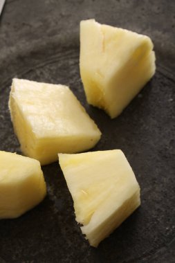 sağlıklı ananas parçaları hazır