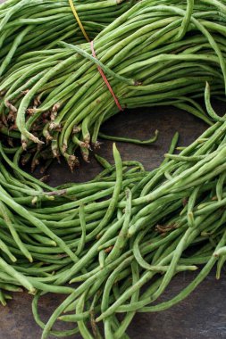 masanın üzerinde ham yarda fasulye