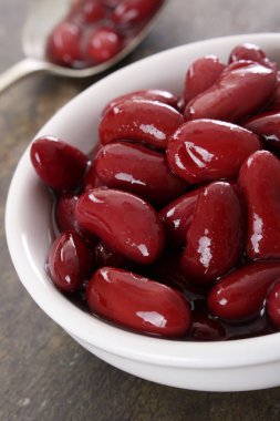 Beyaz tabak içinde kırmızı barbunya fasulyesi