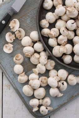 masanın üzerine taze çiğ mantar