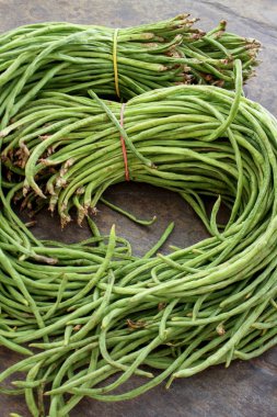 masanın üzerinde ham yarda fasulye