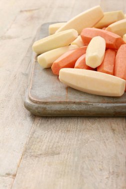 taze sağlıklı havuç hazırlanıyor