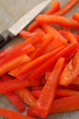 masanın üzerine taze biber hazırlanıyor