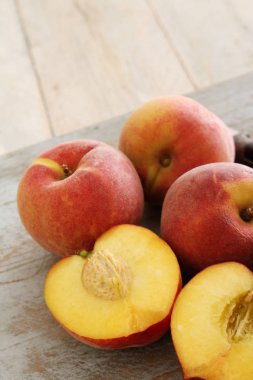 Masada taze şeftaliler var. 