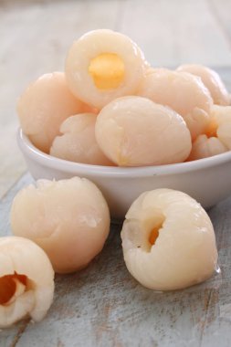 taze soyulmuş lychees kalaylı
