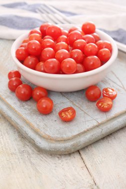 Bebek domates tomberries kabın içinde