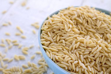 masanın üzerine taze pişmemiş makarna