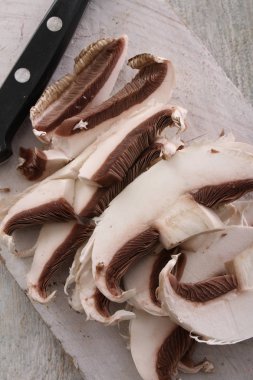 masanın üzerine taze çiğ mantar