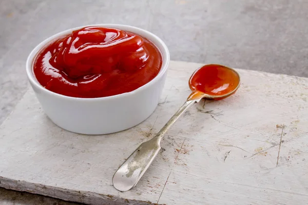 Ketchup Aux Tomates Fraîches Dans Plat — Photo