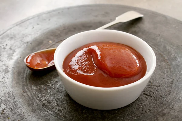 Ketchup Aux Tomates Fraîches Dans Plat — Photo