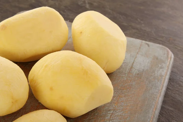 Приготовление Свежего Картофеля — стоковое фото