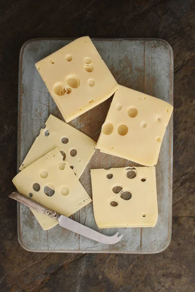 おいしいチーズの部分をスライス — ストック写真