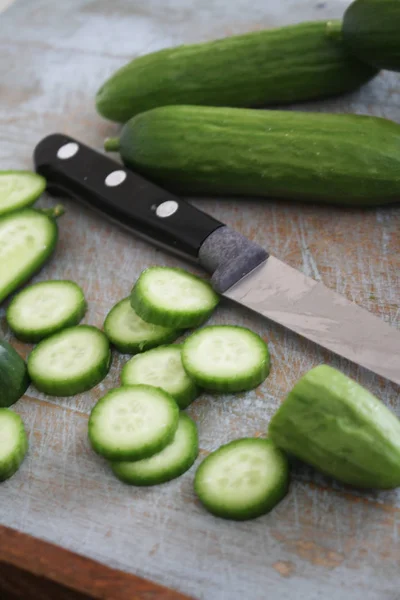 Skivning Fräsch Frisk Gurka — Stockfoto