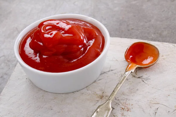 Ketchup Aux Tomates Fraîches Dans Plat — Photo