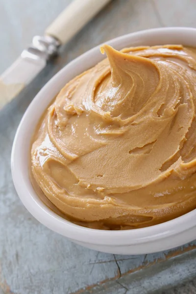 Erdnussbutter Der Schüssel Verteilen — Stockfoto