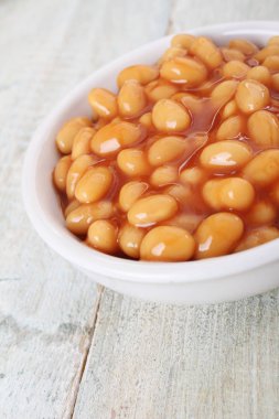 domates soslu beyaz tabak fasulye konservesi