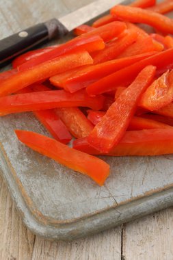 masanın üzerine taze biber hazırlanıyor