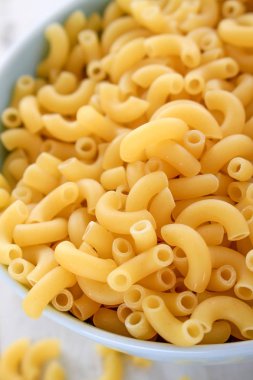 masanın üzerine taze pişmemiş makarna