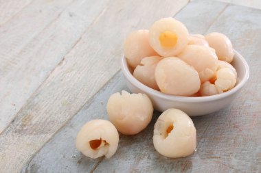 taze soyulmuş lychees kalaylı