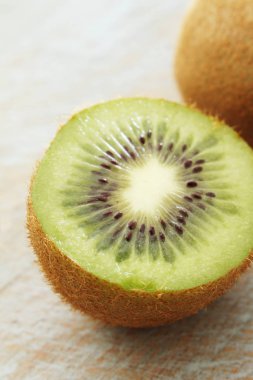 taze kivi hazırlanıyor