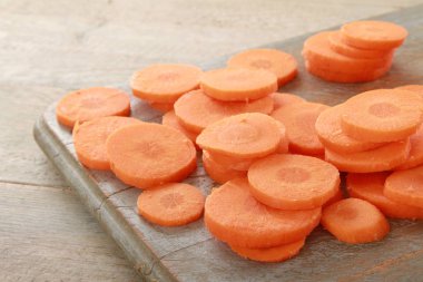 taze sağlıklı havuç hazırlanıyor