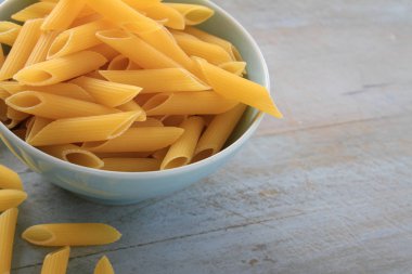 masanın üzerine taze pişmemiş makarna