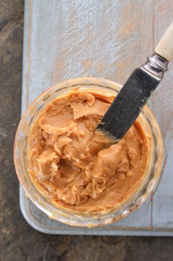 fıstık ezmesi kase yaymak