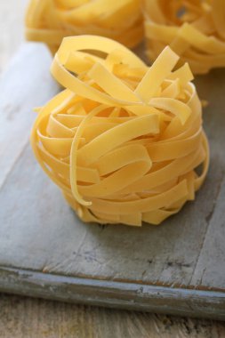 masanın üzerine taze pişmemiş makarna