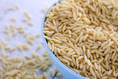 masanın üzerine taze pişmemiş makarna