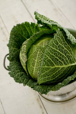 Bütün savoy lahana kevgir içinde