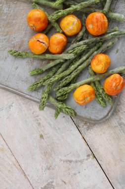 freeze kurutulmuş kuşkonmaz ve domates