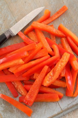 masanın üzerine taze biber hazırlanıyor