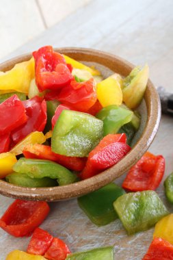 masanın üzerine taze biber hazırlanıyor