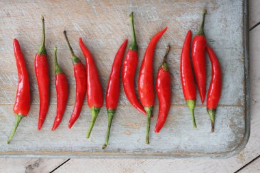 masadaki küçük birdseye biber