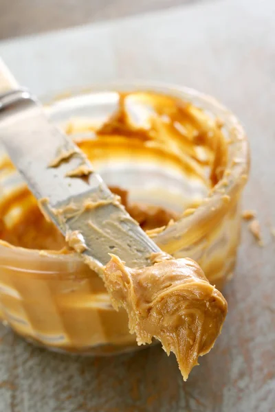 Erdnussbutter Der Schüssel Verteilen — Stockfoto