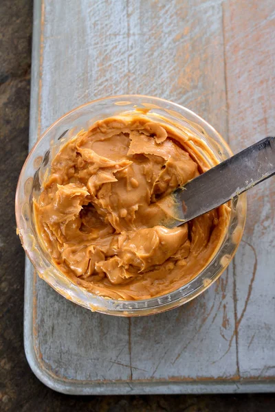 Erdnussbutter Der Schüssel Verteilen — Stockfoto