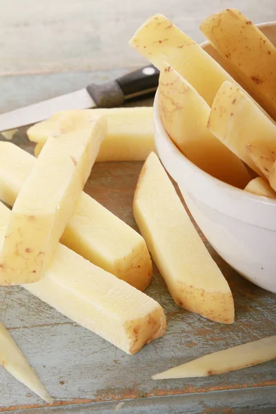 Patatas Fritas Sin Cocer Sobre Mesa — Foto de Stock