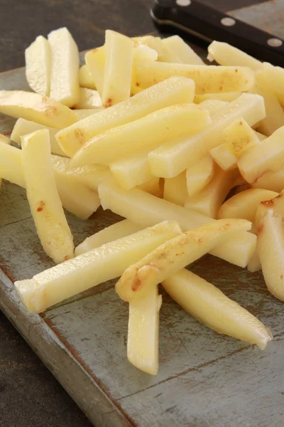 Patatas Fritas Sin Cocer Sobre Mesa —  Fotos de Stock