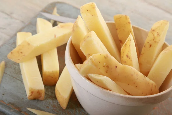 Patatas Fritas Sin Cocer Sobre Mesa —  Fotos de Stock