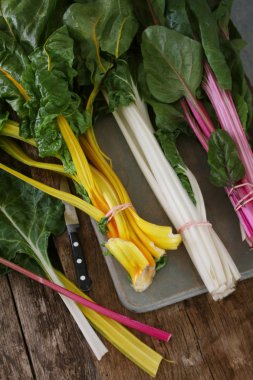 masanın üzerine taze pazı hazırlanıyor