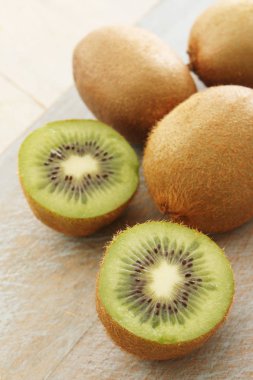 taze kivi hazırlanıyor