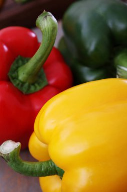 masanın üzerine taze biber hazırlanıyor