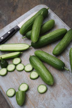 taze sağlıklı salatalık Dilimleme