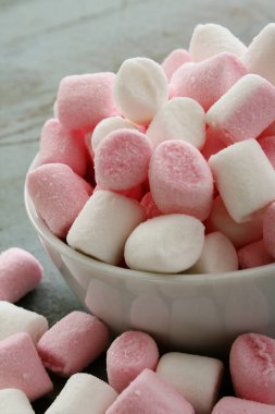 Bataklık ebegümecinin şeker masada